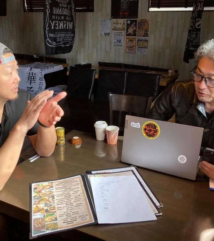 店内のテーブルで資料を広げ、経営について話し合う店主たち